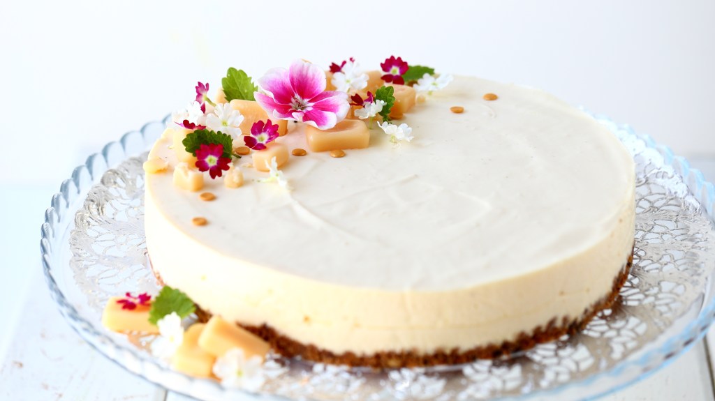 Herkullinen kermakarkki kakku vadelma yllätyksillä