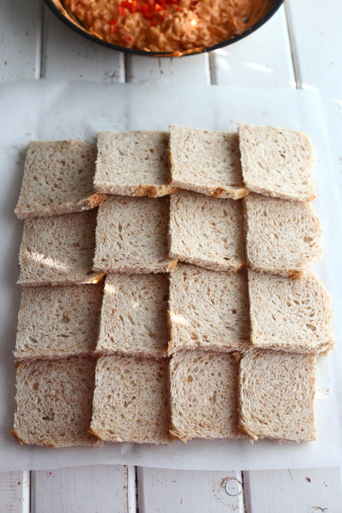 Paahtoleivät voileipäkakkuun