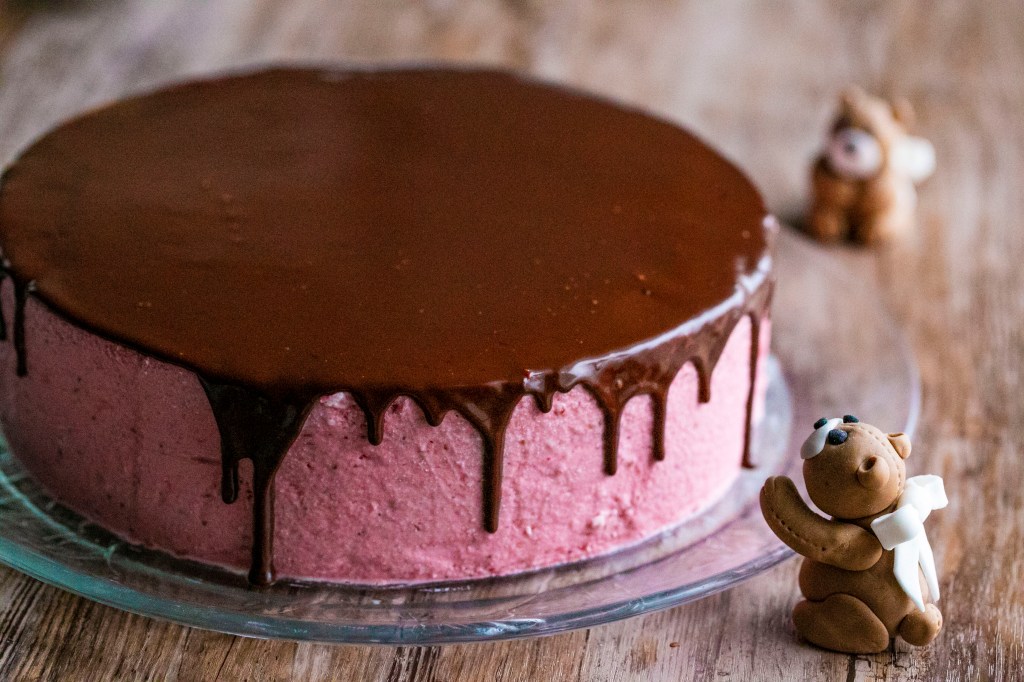 Valuva suklaaganache kakun päällä