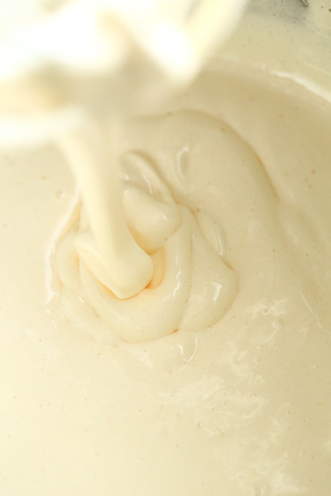 Munasokerivaahto kuohkeuttaa taikinaa