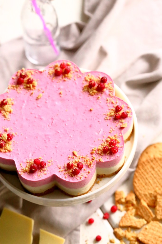 Juustokakkun voi koristella helposti marjoilla ja keksinmuruilla