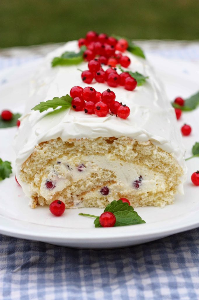 Punaherukka valkosuklaamousse kääretorttu