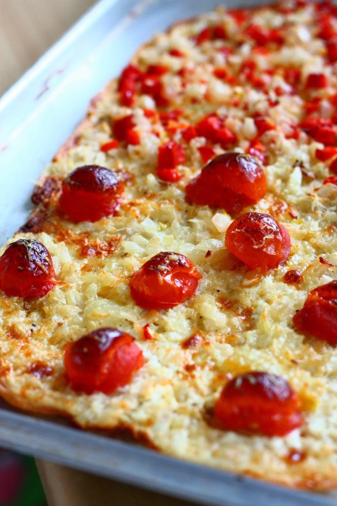 Helppo flammkuchen on rapea ja ohut pitsa, jonka päälle laitetaan ohut kerros täytettä