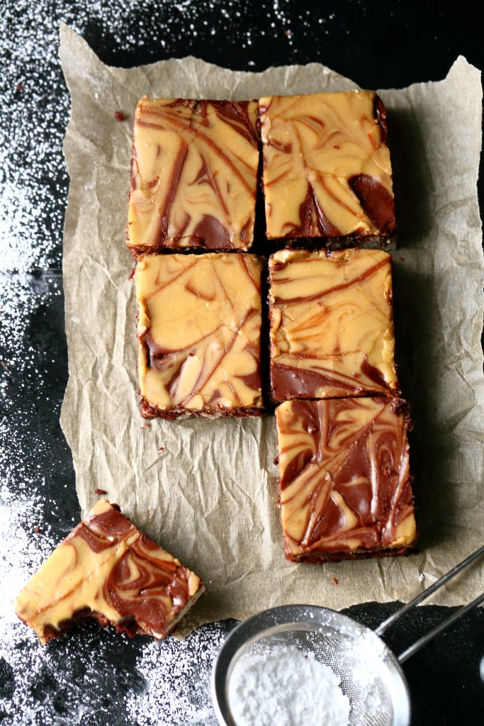 Marmoroitu mokkapala on kaunis tarjottava leivonnainen