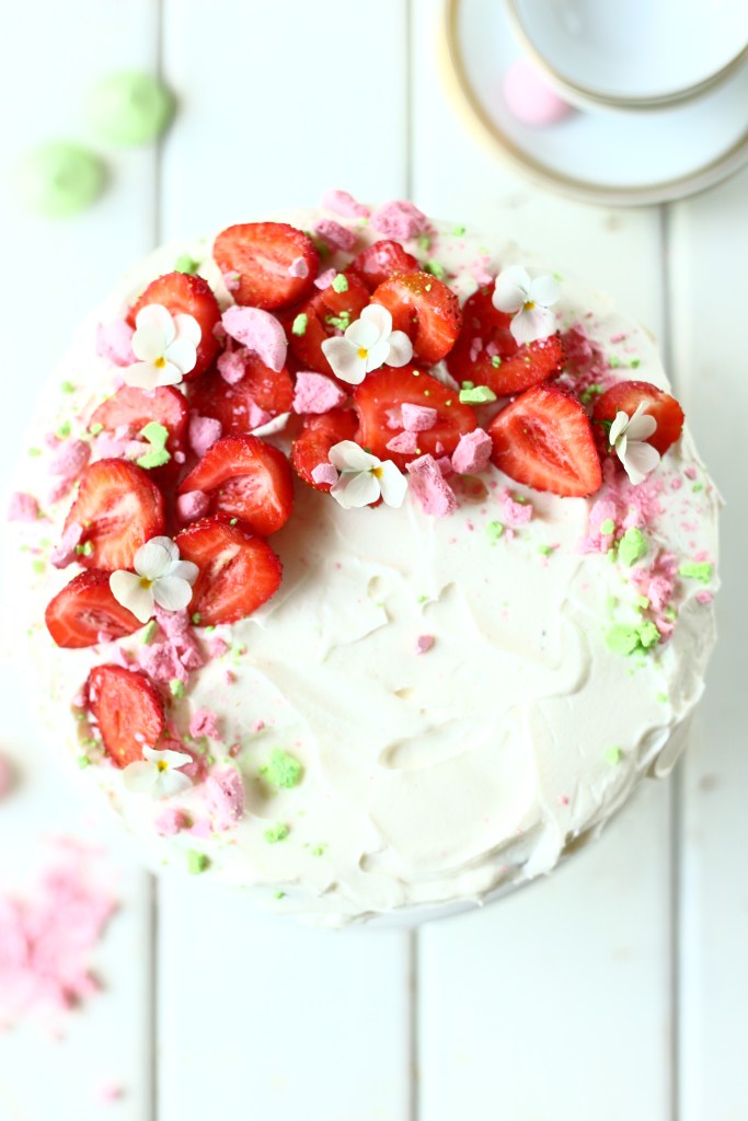 oreokeksi taytteinen mansikkakakku