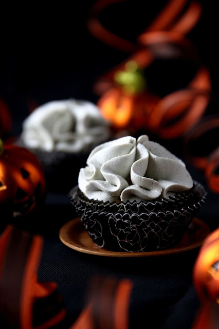 Helpot sitruunamuffinssit laku-salmiakkikuorrutuksella