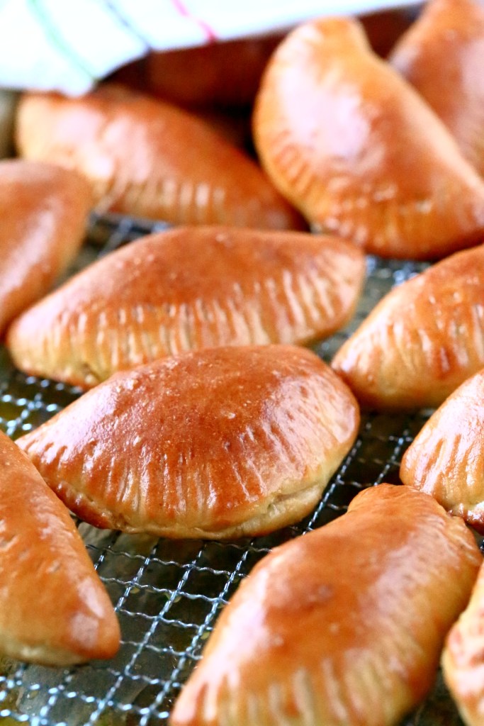 Itsetehdyt lihapiirakat kiiltävät kauniisti