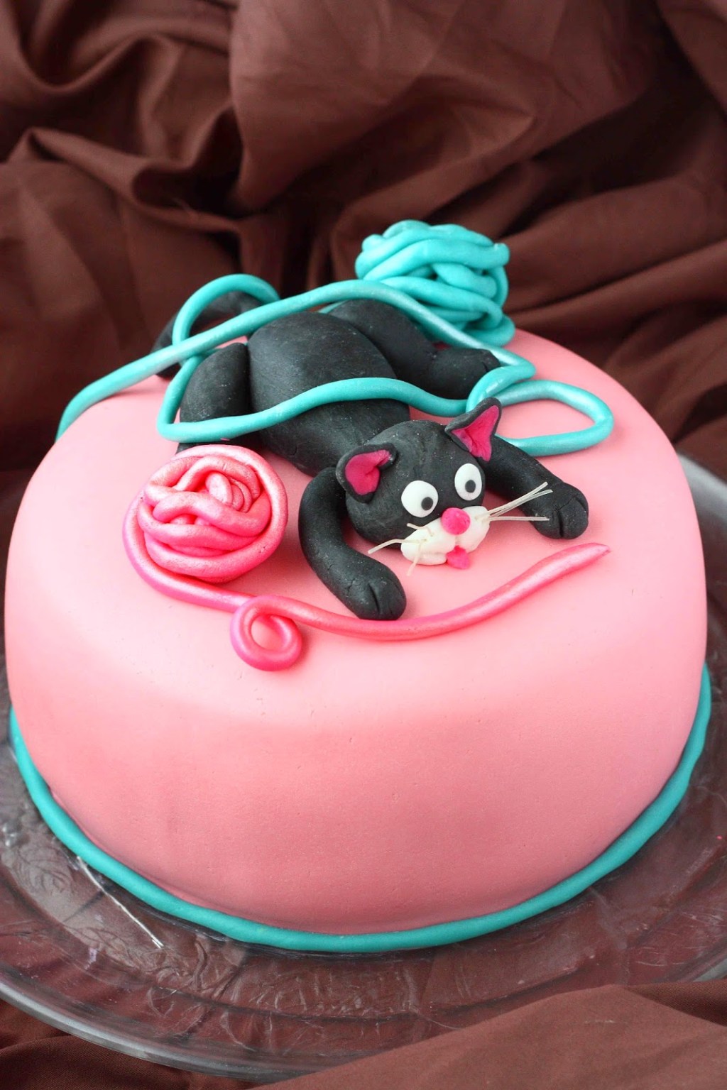 Kissa ja lankakerät –&nbsp;kakku